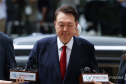 특검 “尹, 수의 안입고 누워 체포 거부”…尹측 “인격 조롱” 반발