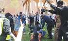 대학 ‘親팔 시위대’ 수백명 체포돼…일부 대학, 졸업행사 취소