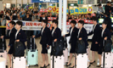 북한 내고향 입국…안 웃고 앞만 보며 1분여만에 공항 빠져나가