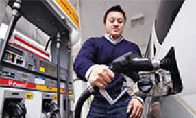 ガソリン価格3年の最低「運転手に新年プレゼント」