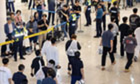 “수갑·족쇄 공포”… 가족들 만나서야 웃었다