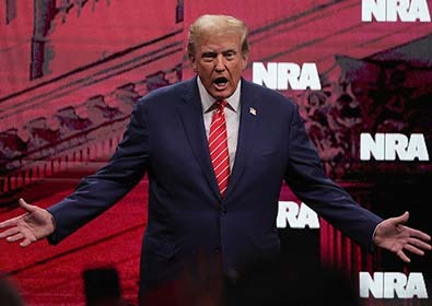 트럼프 “바이든 총기규제 풀겠다”…총기 소유자 지지 촉구
