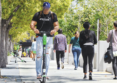 스쿠터 인도 불법주행 ‘아찔’