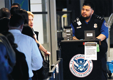 검색대 ‘긴 줄’ 3시간까지… 공항 ‘대혼란’