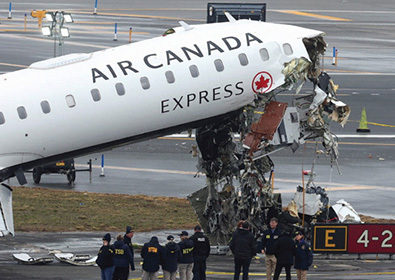 착륙 여객기 소방차와 충돌… 또 항공참사